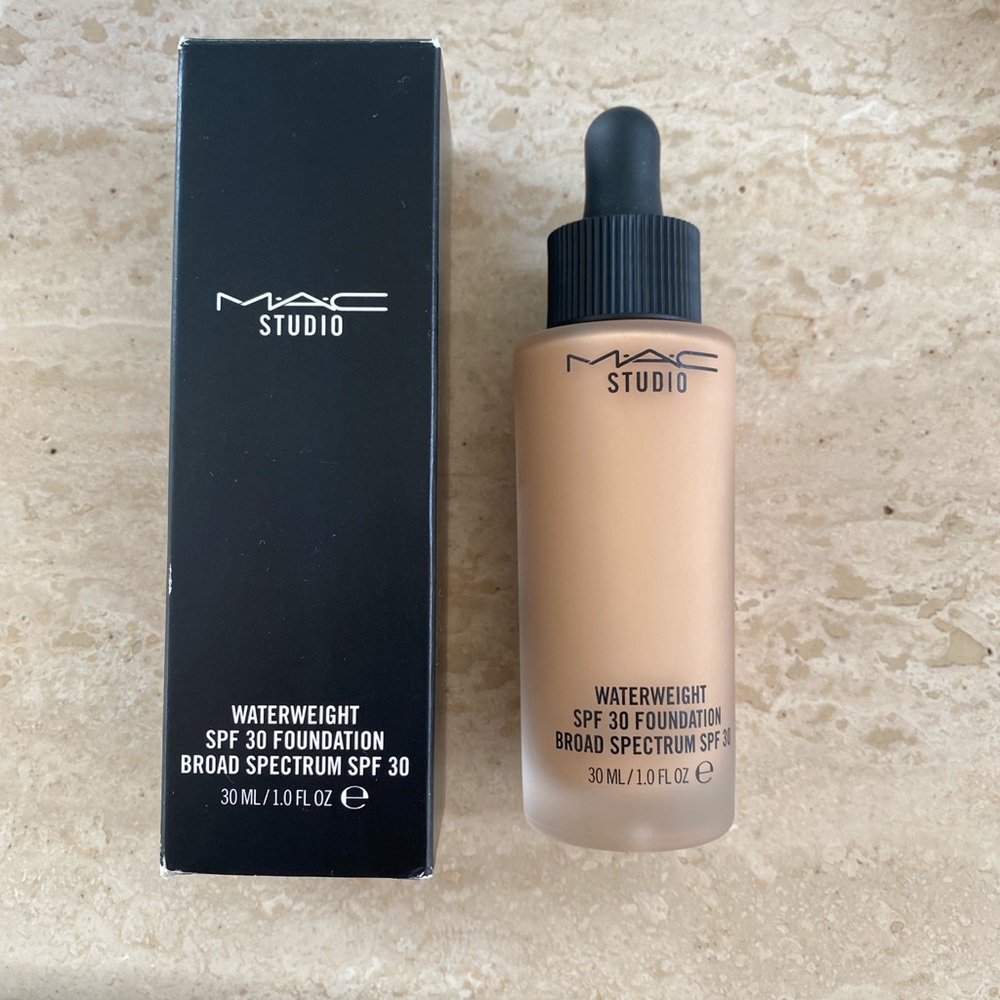 MAC NC40 waterweight foundation